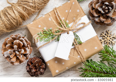 Christmas present with blank gift tag top view, Mockup 83005981