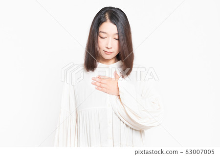 一個把手放在胸前思考的家庭主婦 83007005