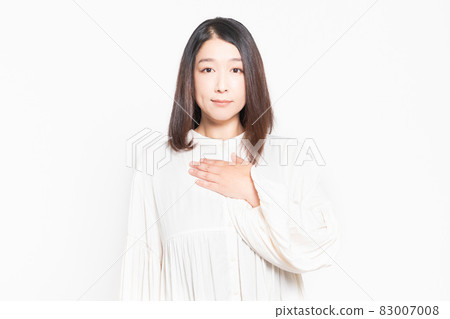 A housewife who puts her hand on her chest and thinks 83007008