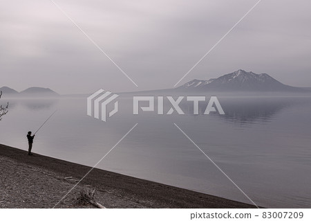 Morning view of Lake Shikotsu 83007209