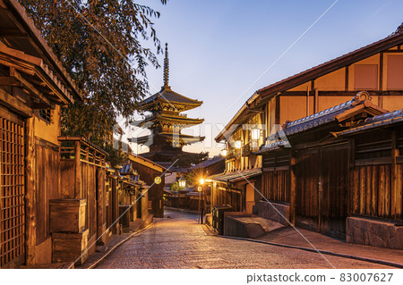 京都八坂塔的夜景 83007627