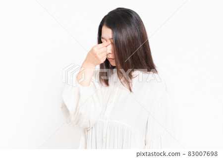 遭受眼睛疲勞的家庭主婦 遭受眼睛疲勞的家庭主婦 83007698