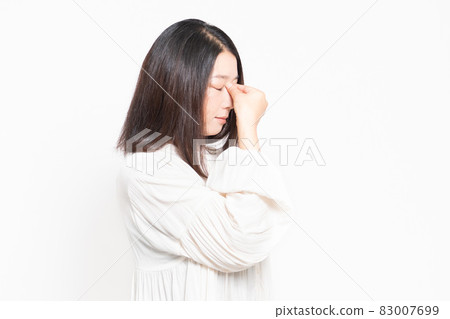 遭受眼睛疲勞的家庭主婦 遭受眼睛疲勞的家庭主婦 83007699