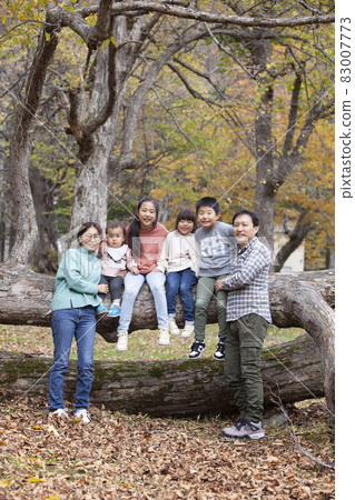 Family playing in the autumn park 83007773