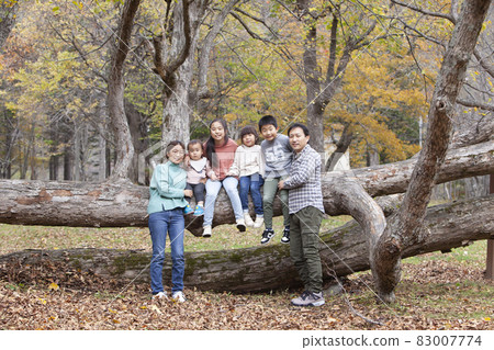Family playing in the autumn park 83007774