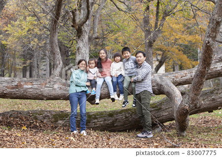 Family playing in the autumn park 83007775
