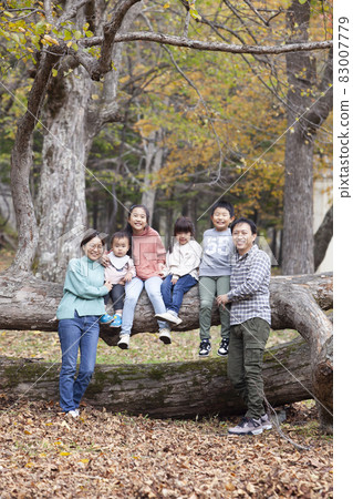 Family playing in the autumn park 83007779