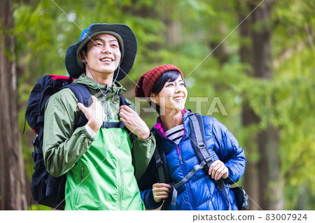 夫婦享受徒步旅行 83007924