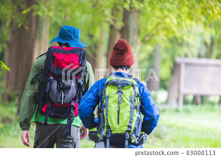 夫婦享受徒步旅行 83008113