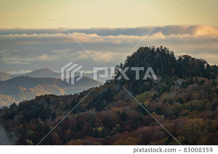 Autumn leaves of steamed hot water Autumn leaves of steamed hot water 83008359