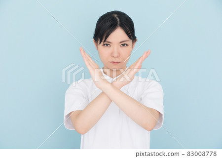 女護士用手臂做一個十字架 女護士用手臂做一個十字架 83008778
