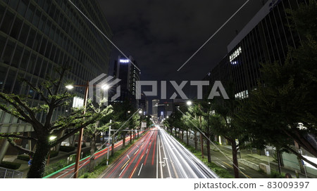 從名古屋市中區的“日銀前步行橋”眺望JR名古屋站的夜景和車輛的光跡 從名古屋市中區的“日銀前步行橋”眺望JR名古屋站的夜景和車輛的光跡 83009397