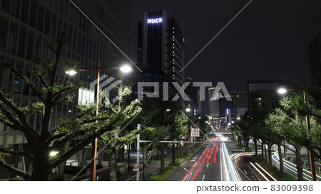 從名古屋市中區的“日銀前步行橋”眺望JR名古屋站的夜景和車輛的光跡 從名古屋市中區的“日銀前步行橋”眺望JR名古屋站的夜景和車輛的光跡 83009398