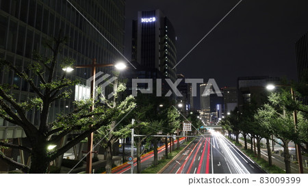 從名古屋市中區的“日銀前步行橋”眺望JR名古屋站的夜景和車輛的光跡 83009399