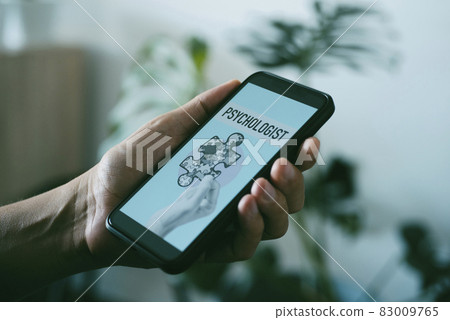 looking for a psychologist with his smartphone 83009765