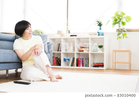 Woman smiling watching TV 83010400