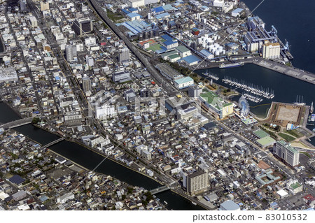 Aerial view of the vicinity of Shimizu Marine Park in Shizuoka Prefecture 83010532