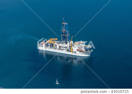 深海探索船CHIKYU的鳥瞰圖 83010725