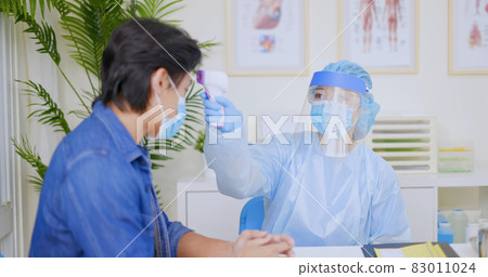 man gets viccination 83011024