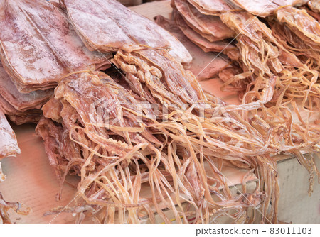 Many dried squid are sold in the market.  83011103