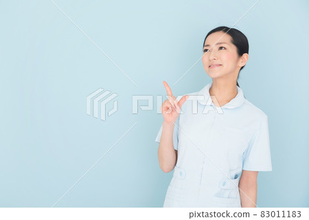 用手指指著的女護士 83011183