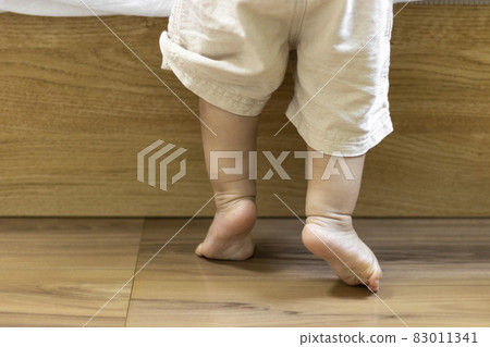寶寶站起來的腳（1歲2個月，女孩，日本人） 83011341