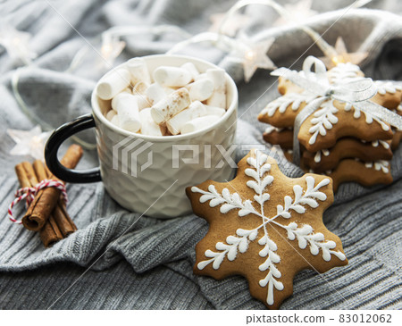 Christmas decorations,  cocoa and gingerbread cookies. 83012062