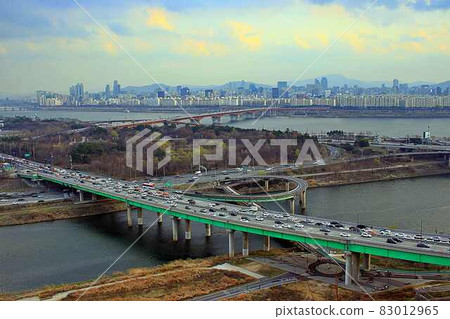The scenery around Yongbi Bridge seen from Eungbongsan Mountain The scenery around Yongbi Bridge seen from Eungbongsan Mountain 83012965