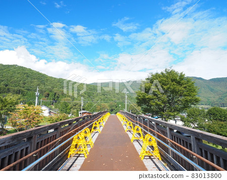 導致山的人行道 導致山的人行道 83013800