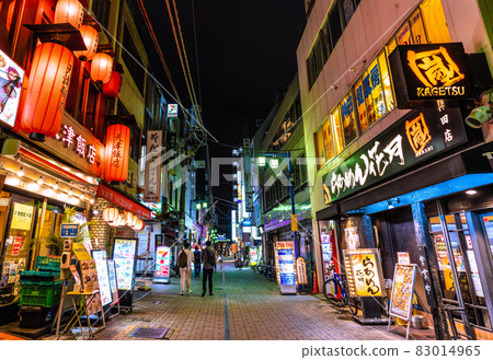 日本東京城市景觀 俯瞰神田站前的酒吧（西口商店街）。聲明已被取消，但 = 10 月 9 日 83014965