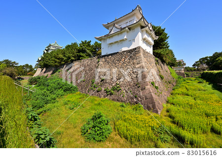 夏日天空中的名古屋城、本丸宮和石垣 夏日天空中的名古屋城、本丸宮和石垣 83015616