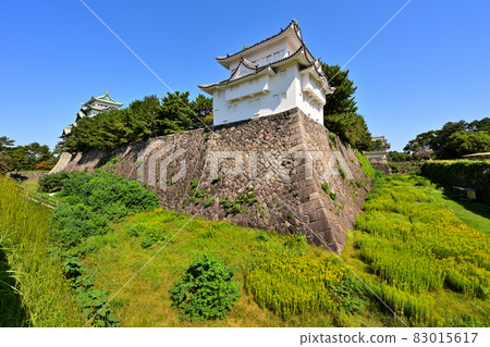 夏日天空中的名古屋城、本丸宮和石垣 夏日天空中的名古屋城、本丸宮和石垣 83015617