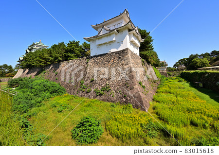 夏日天空中的名古屋城、本丸宮和石垣 夏日天空中的名古屋城、本丸宮和石垣 83015618