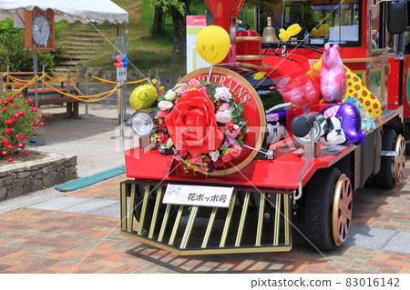 Train poppo decorated with roses (Gifu World Rose Garden, Former Flower Festa Memorial Park, Gifu Prefecture) 83016142