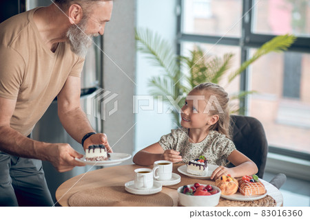 Dad and his daughter having breakfast together at home 83016360