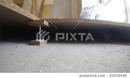 正在執行地板施工方法的房間 83016446