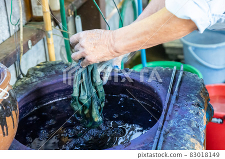 Aizen soak in an indigo bottle 83018149
