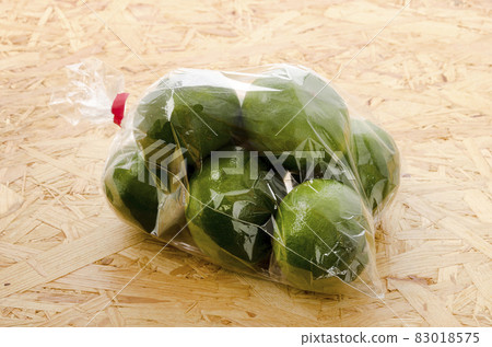 Blue-cut Satsuma mandarin in a bag 83018575