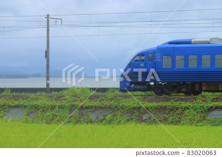 883 series "Sonic" express train running through the Nippo Main Line on a cloudy day _ Photo taken on August 9, 2021 883 series "Sonic" express train running through the Nippo Main Line on a cloudy day _ Photo taken on August 9, 2021 83020063