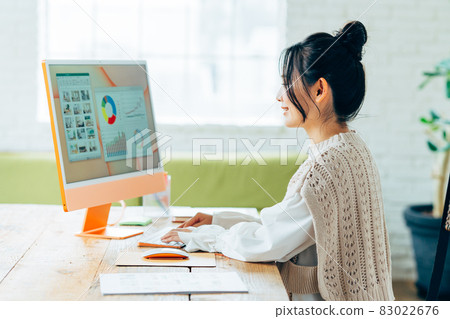 設計師在辦公室操作個人電腦 83022676