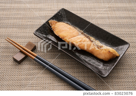 Grilled salmon with salt 83023076