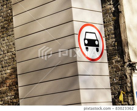 Car street sign on building corner column 83023362