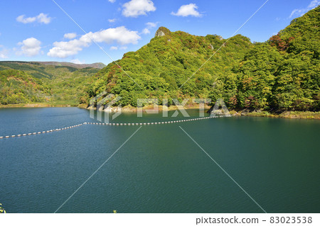 Photographing the scenery of Shin-Nakano Dam in Hakodate, Hokkaido in autumn Photographing the scenery of Shin-Nakano Dam in Hakodate, Hokkaido in autumn 83023538