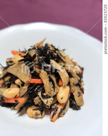 美味的燉羊栖菜配大豆和舞茸蘑菇 美味的燉羊栖菜配大豆和舞茸蘑菇 83023720