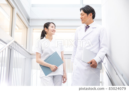 Doctors and nurses working in hospitals Doctors and nurses working in hospitals 83024079