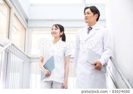 在醫院工作的醫生和護士 在醫院工作的醫生和護士 83024080