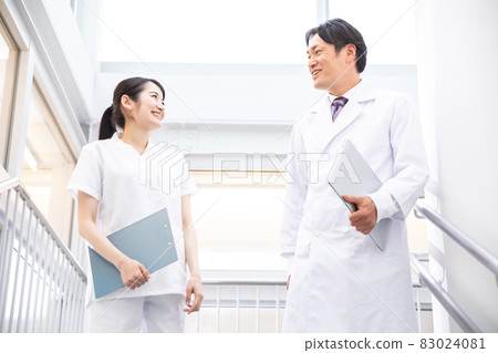 在醫院工作的醫生和護士 在醫院工作的醫生和護士 83024081