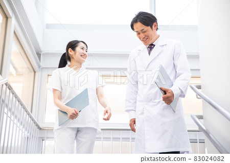 在醫院工作的醫生和護士 在醫院工作的醫生和護士 83024082