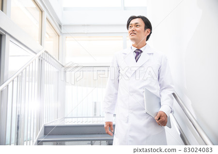 在醫院工作的中年醫生 在醫院工作的中年醫生 83024083