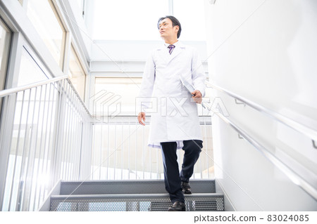 在醫院工作的中年醫生 在醫院工作的中年醫生 83024085